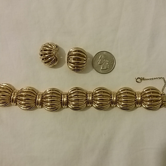 Vintage MONET bracelet and earrings set - Picture 7 of 8